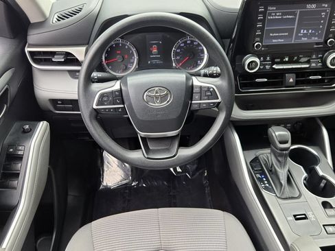 Used 2022 Toyota Highlander L FWD image 12
