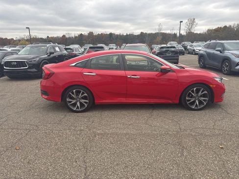Used 2019 Honda Civic Touring image 4