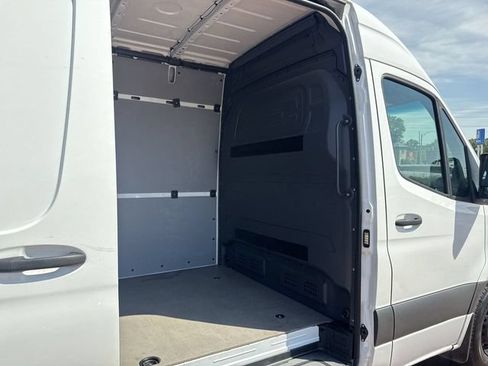 Used 2025 Mercedes-Benz Sprinter 2500 image 27