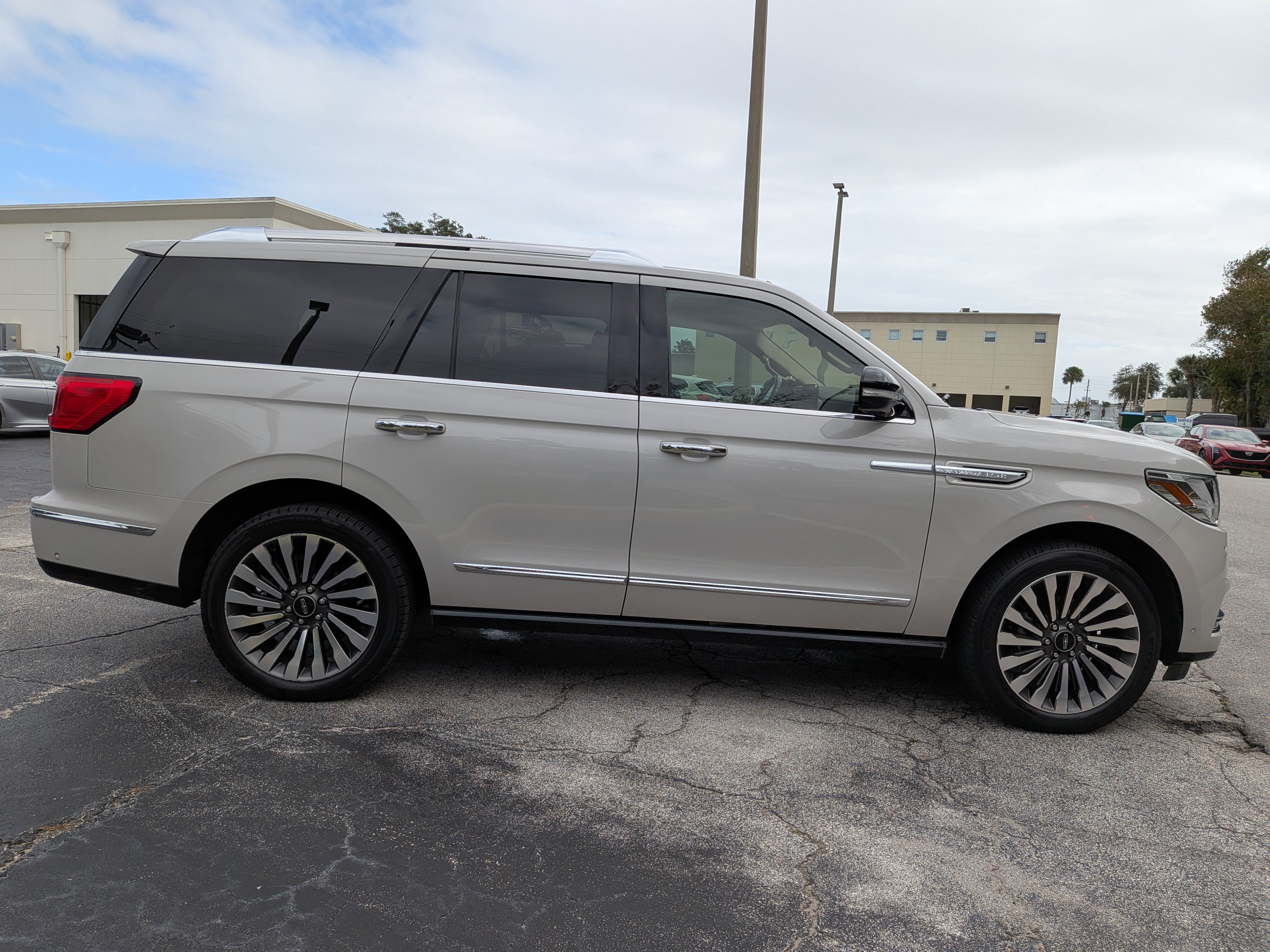 Used 2019 Lincoln Navigator Reserve AWD/4WD image 3