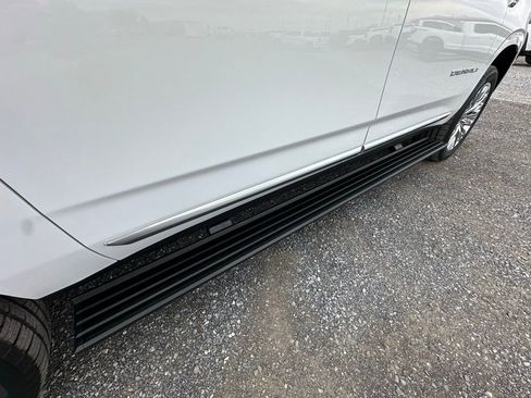 Used 2025 GMC Yukon XL Denali w/ Sun & Power Step Package image 24