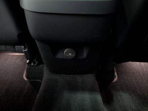 Used 2025 Volvo XC90 B6 Plus image 12