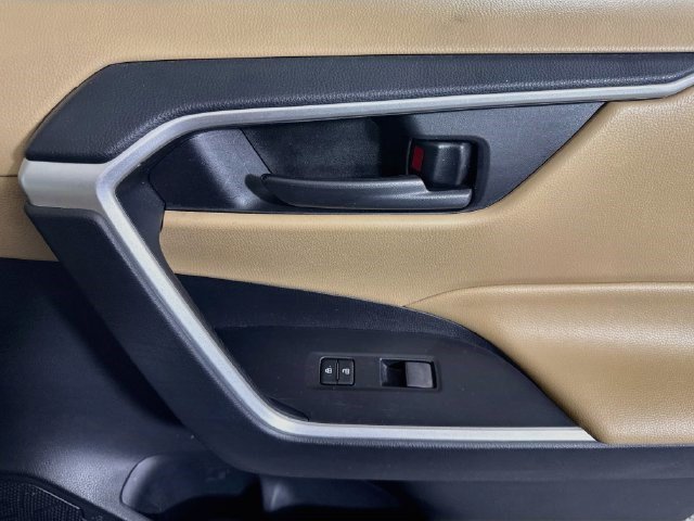 Used 2019 Toyota RAV4 LE FWD image 29