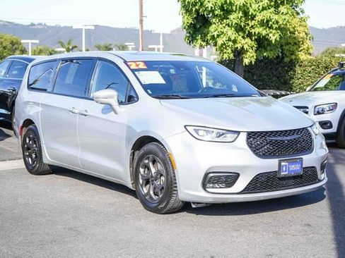 Used 2022 Chrysler Pacifica Limited w/ Uconnect Theater Family Group FWD image 3