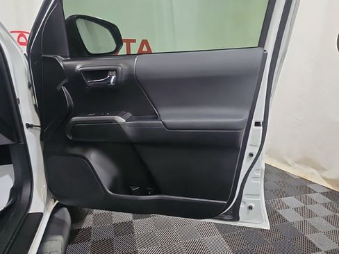 Used 2017 Toyota Tacoma TRD Sport w/ Exterior Package image 11