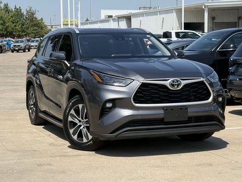 Used 2022 Toyota Highlander XLE FWD image 2