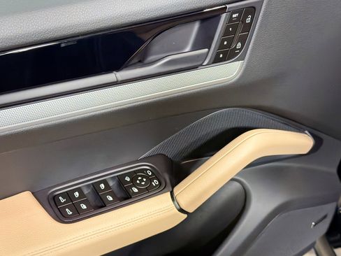 Used 2025 Porsche Cayenne Coupe image 24