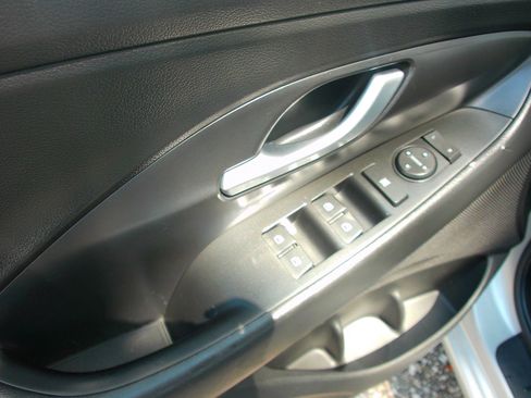 Used 2019 Hyundai Elantra GT FWD image 11