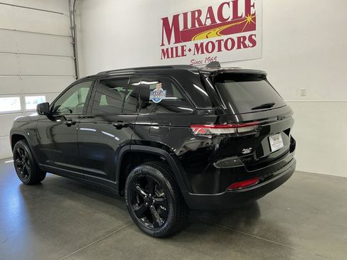 Used 2023 Jeep Grand Cherokee Altitude AWD/4WD image 4