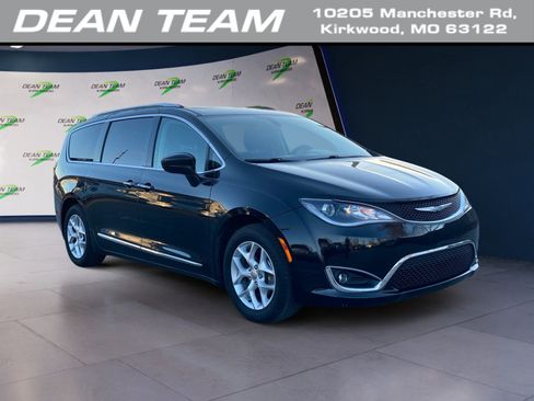 Used 2018 Chrysler Pacifica Touring-L w/ Tire & Wheel Group image 1