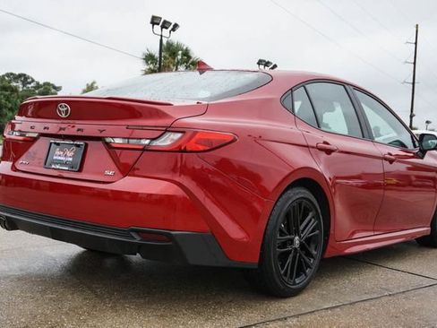 Used 2025 Toyota Camry SE FWD image 4