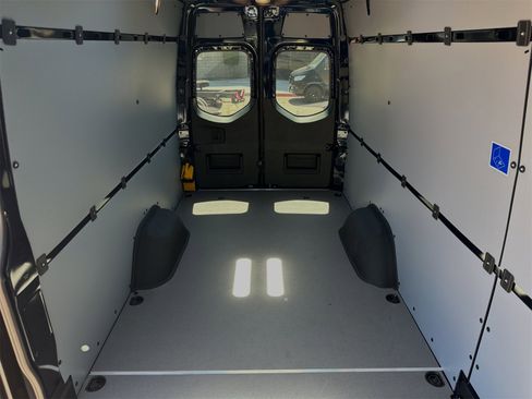 Used 2024 Mercedes-Benz Sprinter 2500 image 15