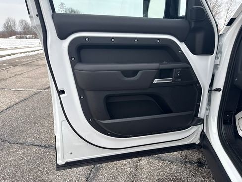 New 2025 Land Rover Defender 130 X-Dynamic SE image 8