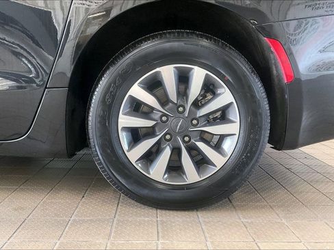 Used 2023 Chrysler Pacifica Touring-L FWD image 34