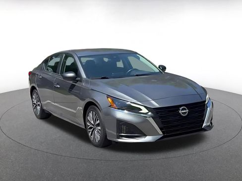 Used 2025 Nissan Altima 2.5 SV FWD image 3