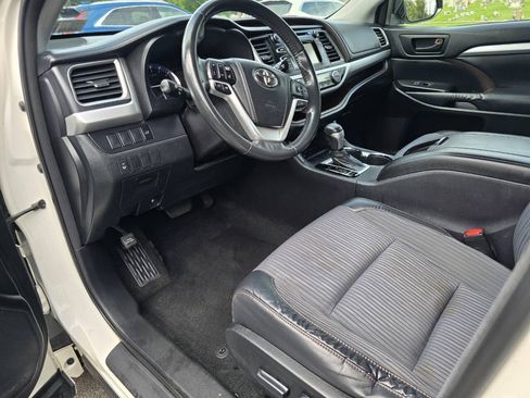 Used 2014 Toyota Highlander Plus FWD image 12