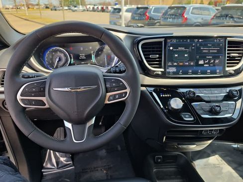Used 2025 Chrysler Pacifica Select FWD image 11