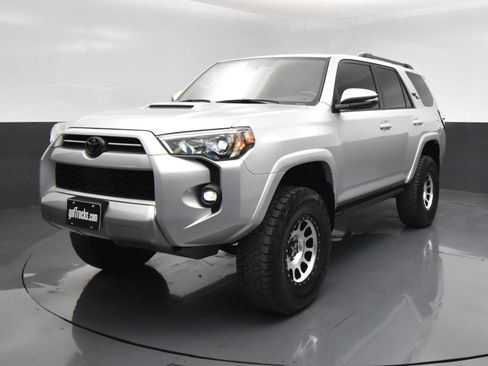 Used 2024 Toyota 4Runner TRD Off-Road Premium AWD/4WD image 2