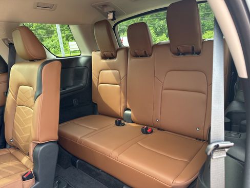 Used 2025 Nissan Pathfinder Platinum w/ Cargo Package AWD/4WD image 18