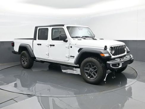 Used 2025 Jeep Gladiator Sport image 3