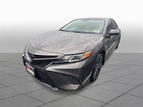 Used 2018 Toyota Camry SE image 1