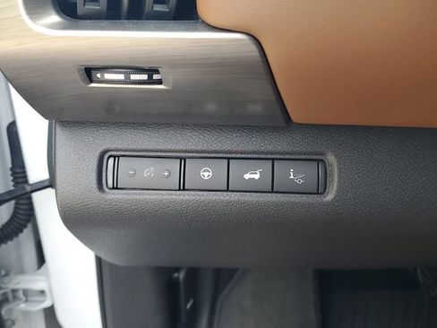 Certified 2025 Nissan Pathfinder Platinum FWD image 31
