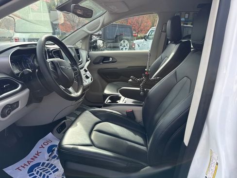 Used 2024 Chrysler Pacifica Touring-L image 13