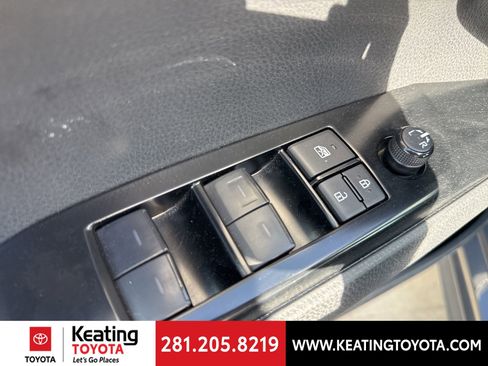 Used 2025 Toyota Camry SE image 12