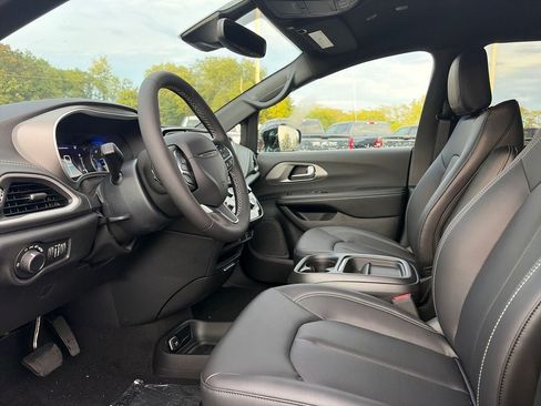 New 2027 Chrysler Pacifica Select FWD image 19