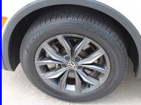 Used 2023 Volkswagen Tiguan SE w/ Panoramic Sunroof Package image 11
