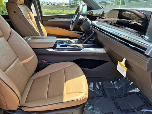 Used 2025 Cadillac Escalade Premium Luxury AWD/4WD image 24