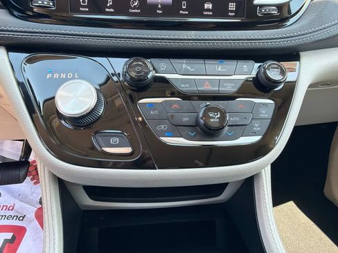 Used 2023 Chrysler Pacifica Limited FWD image 31
