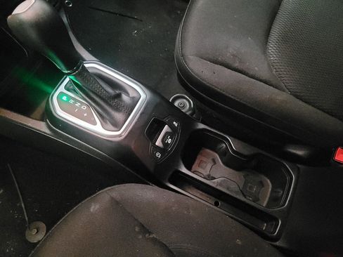 Used 2020 Jeep Renegade Altitude FWD image 26