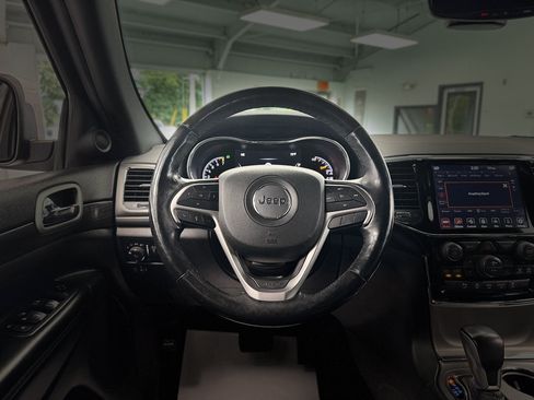 Used 2020 Jeep Grand Cherokee Altitude AWD/4WD image 16