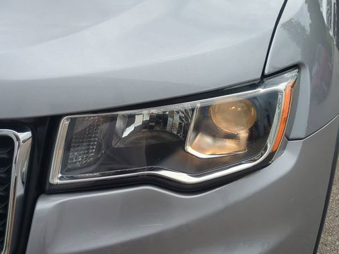 Used 2019 Jeep Grand Cherokee Laredo RWD image 11
