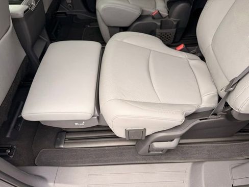 Used 2023 Toyota Sienna Limited FWD image 28