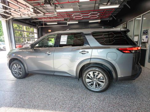 Used 2022 Nissan Pathfinder SV FWD image 2