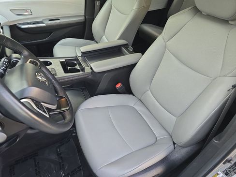 Used 2025 Toyota Sienna XLE image 23