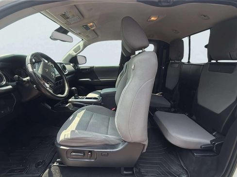 Used 2020 Toyota Tacoma SR5 AWD/4WD image 16