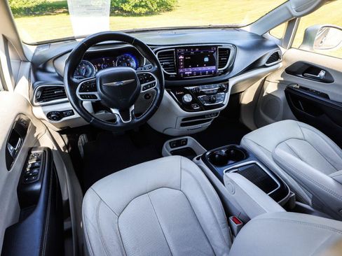 Used 2021 Chrysler Pacifica Touring-L FWD image 24
