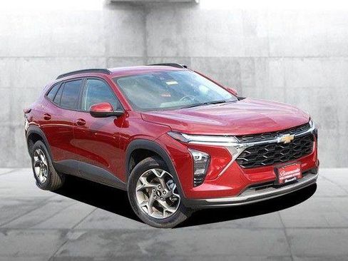 Used 2025 Chevrolet Trax LT w/ LT Convenience Package FWD image 2