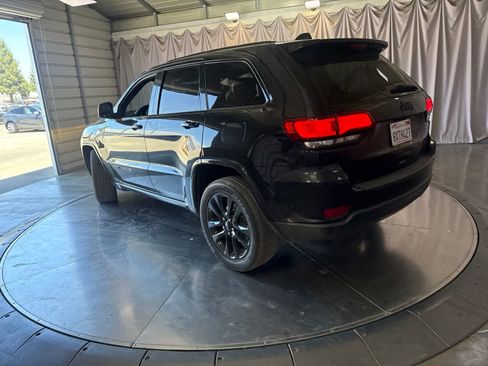 Used 2018 Jeep Grand Cherokee Altitude AWD/4WD image 7