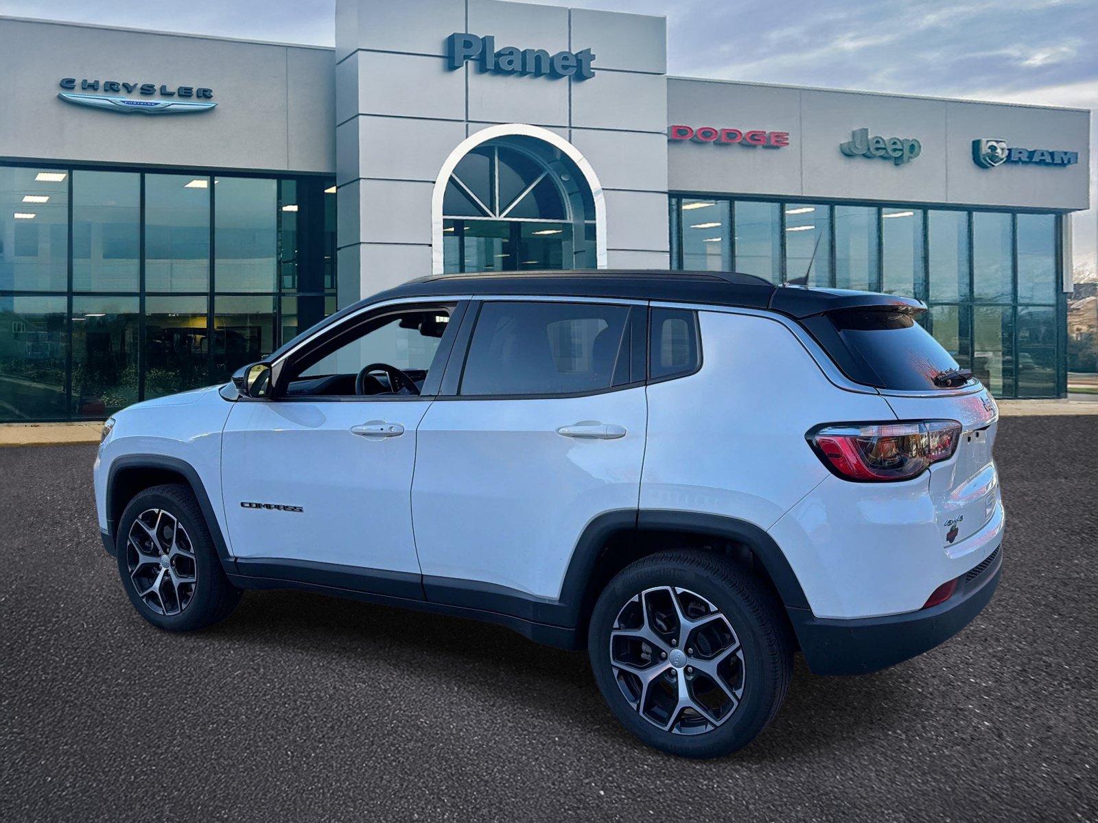 Used 2024 Jeep Compass Limited AWD/4WD image 3