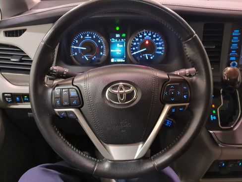 Used 2019 Toyota Sienna XLE image 19