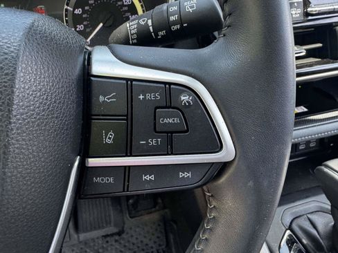 Used 2023 Toyota Highlander XLE AWD/4WD image 23