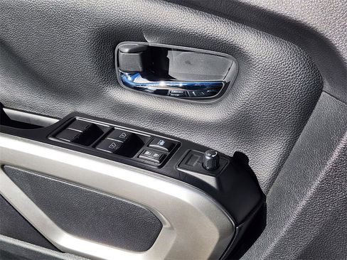 Used 2023 Nissan Titan SV image 4