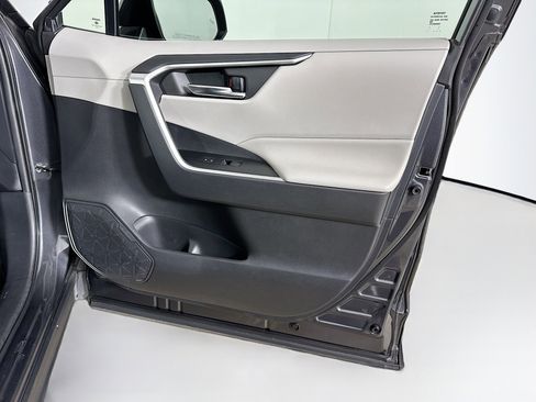 Used 2020 Toyota RAV4 XLE image 30