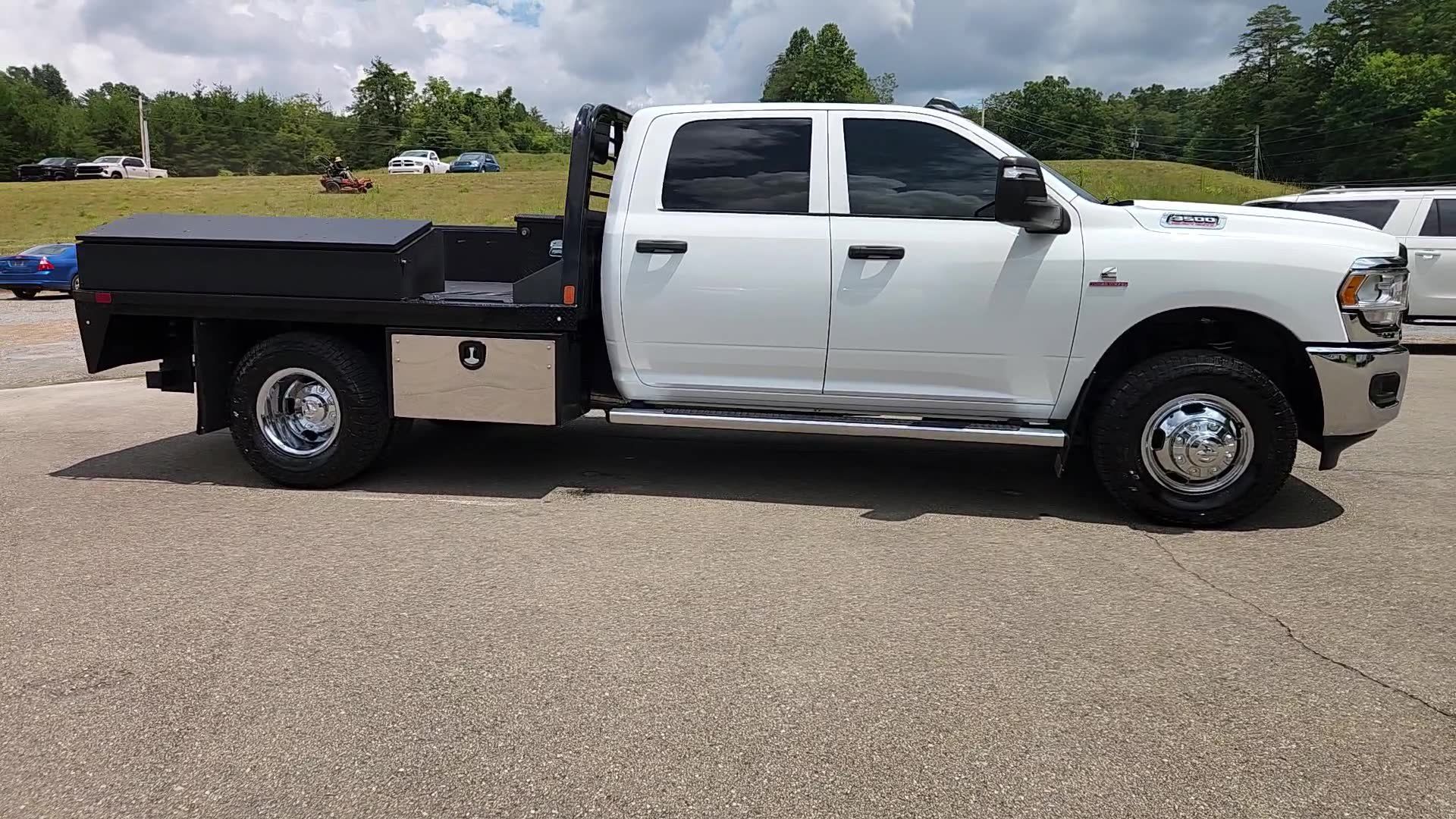 Used 2024 RAM 3500 Tradesman w/ Chrome Appearance Group AWD/4WD image 17