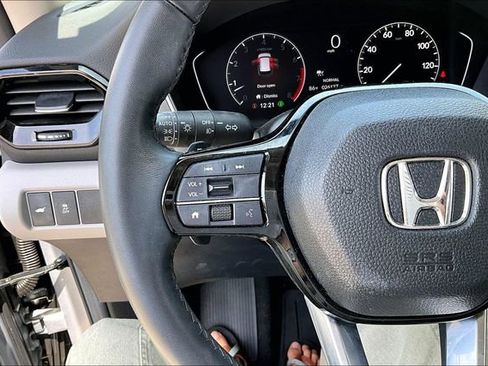 Certified 2025 Honda Pilot Touring image 10