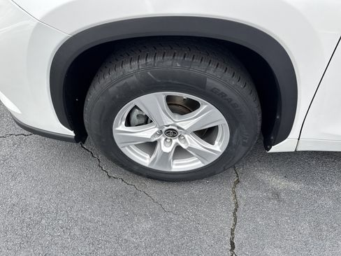 Used 2023 Toyota Highlander LE image 9